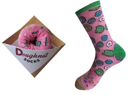 Donut sokker i lyserød med donut på, samt æske.